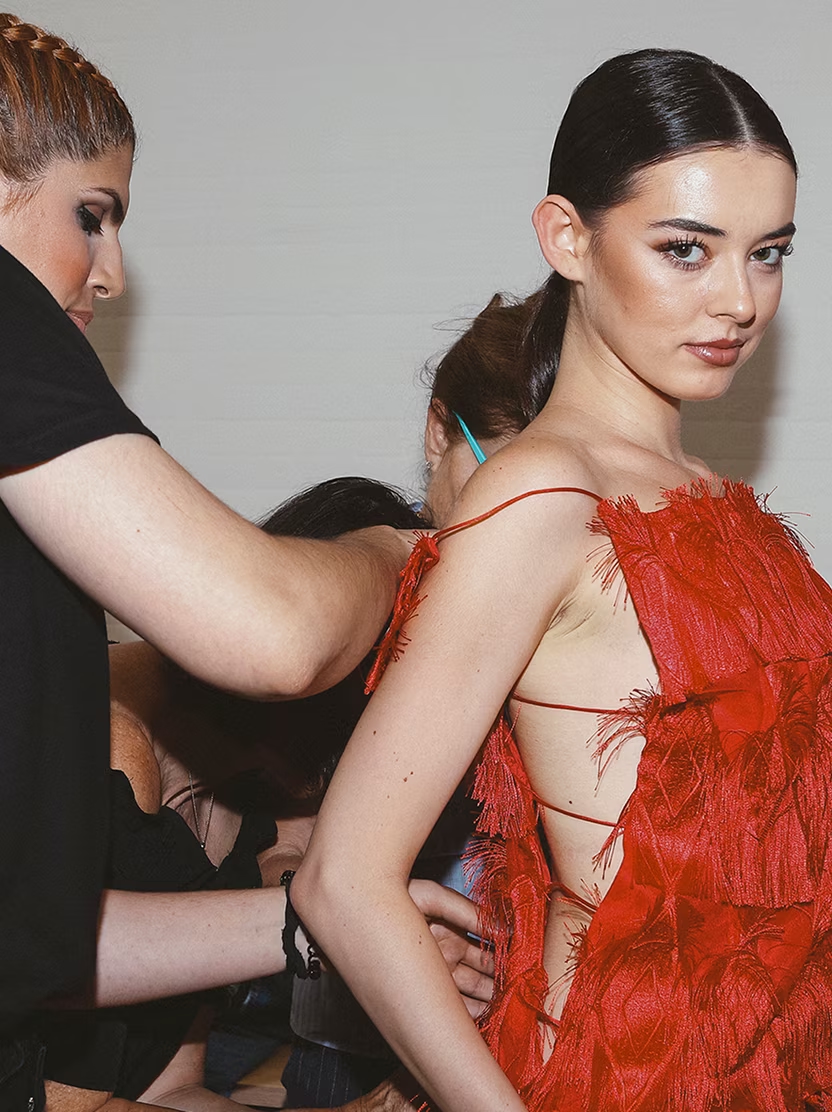 Modelo de vestido rojo posando